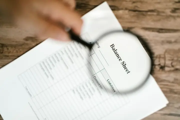 Méthode pas à pas pour lire actif, passif et capitaux propres sans jargon comptable.