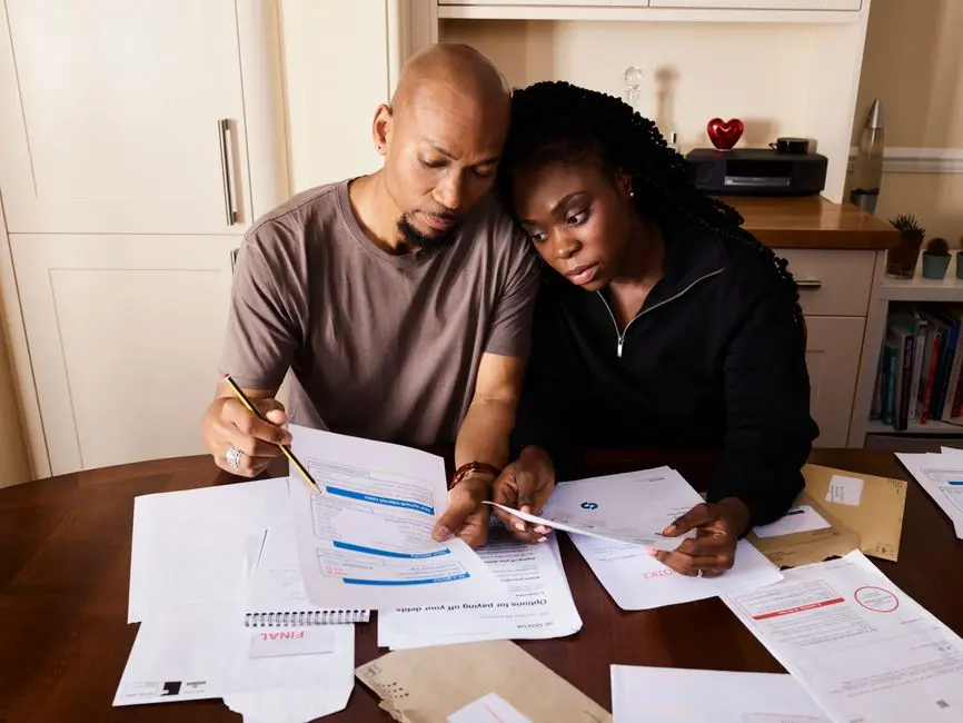 Mise en perspective du taux d'endettement rapporté au revenu disponible.